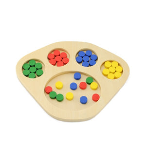 Plateau de tri en bois Montessori avec jetons colorés bleus, verts, rouges et jaunes