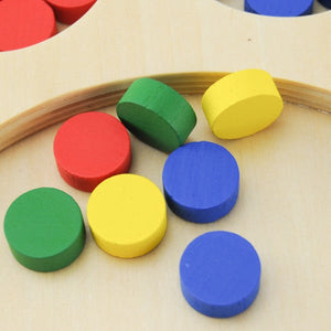 Vue rapprochée des jetons en bois colorés du plateau de tri Montessori
