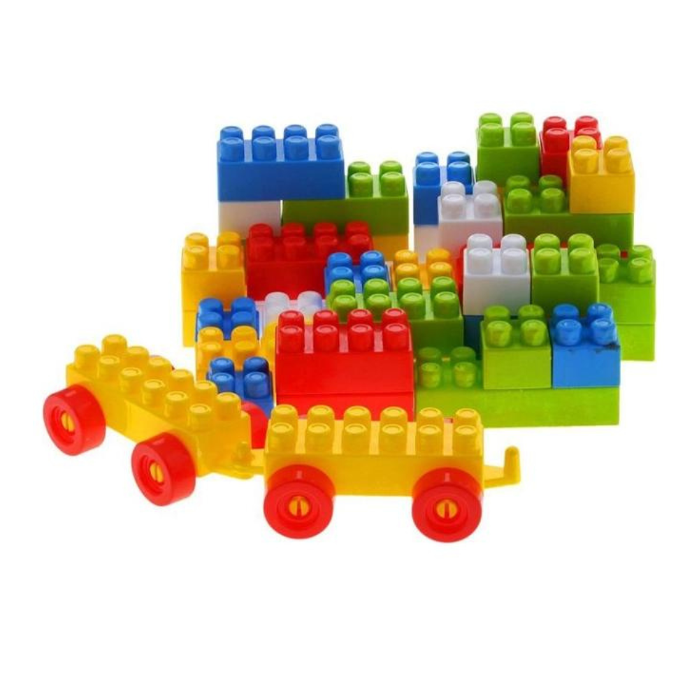 Enfant construisant une structure avec les briques Color Block - jeu Montessori