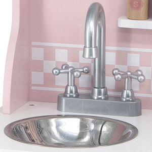 Enfant jouant avec la cuisine en bois rose