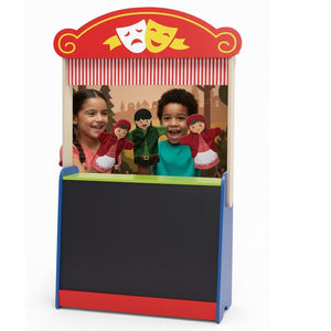 Enfant jouant au théâtre de marionnettes en bois
