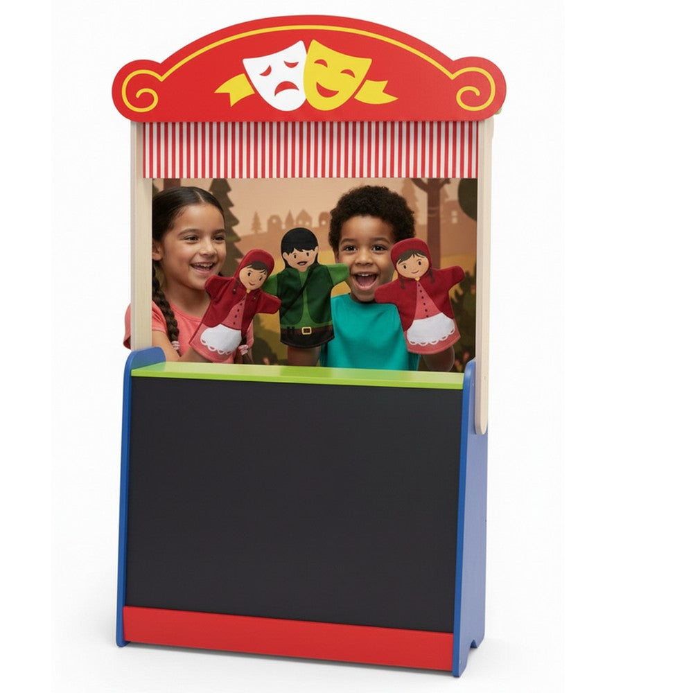 Enfant jouant au théâtre de marionnettes en bois