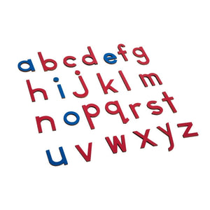 Enfant manipulant des lettres mobiles en bois pour former des mots