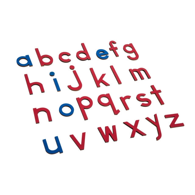 Enfant manipulant des lettres mobiles en bois pour former des mots