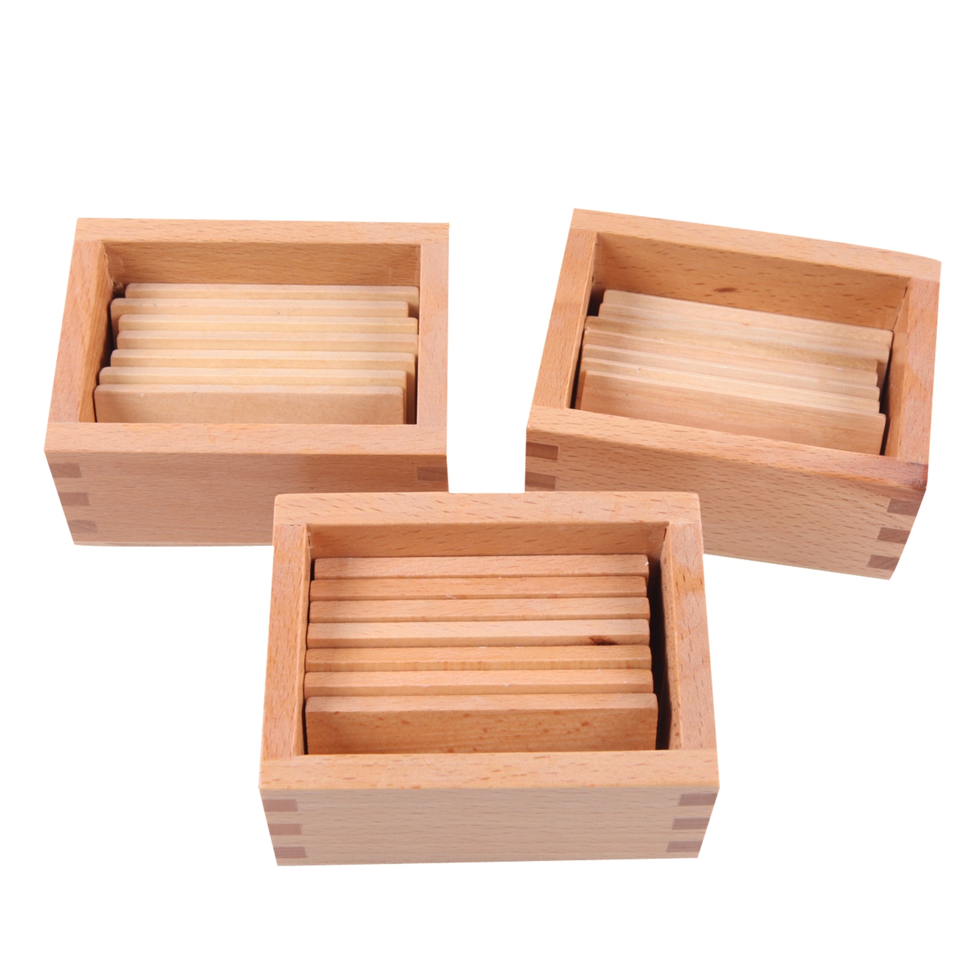 Enfant explore le poids avec tablettes baryques Montessori - Activez le sens du toucher
