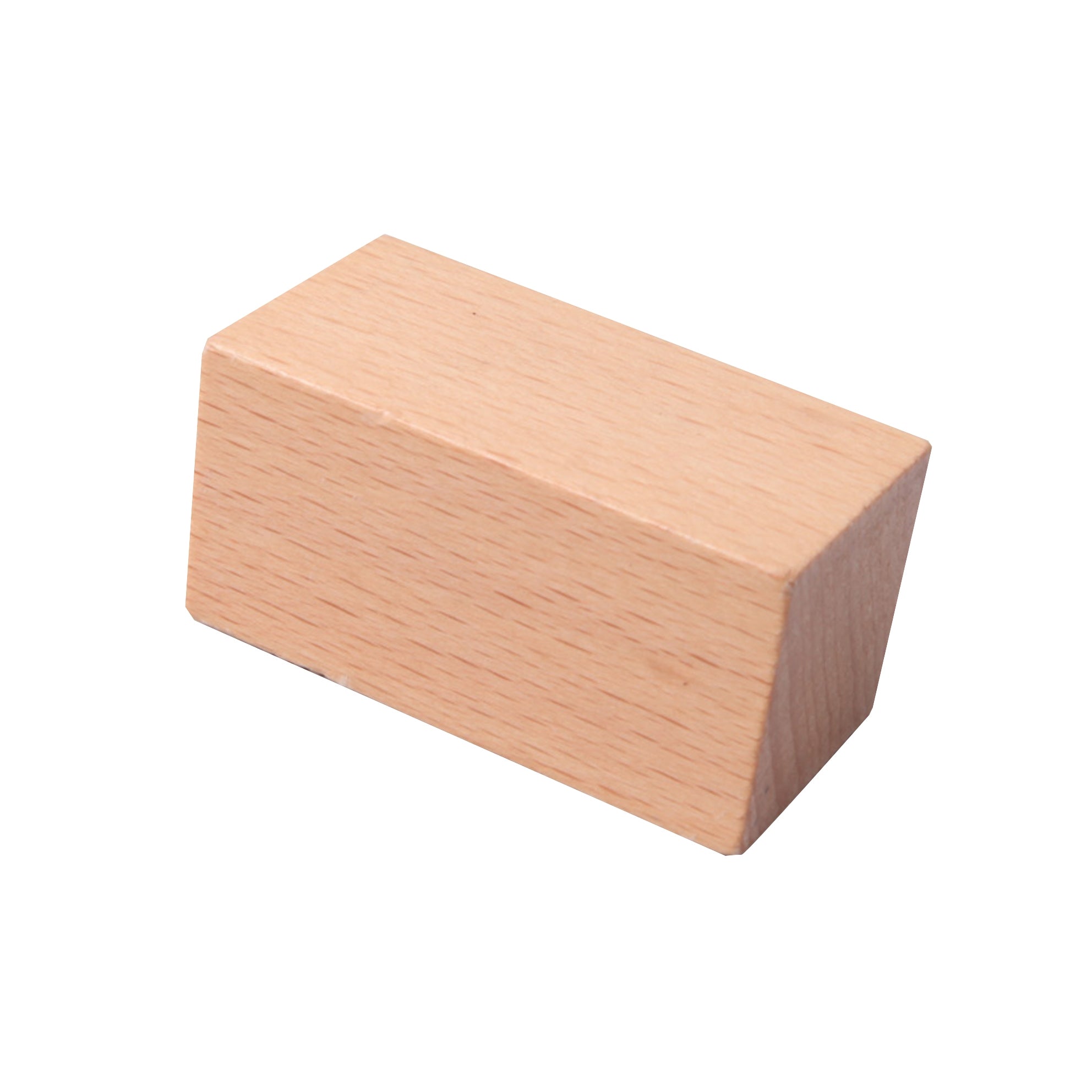 Gros plan sur les différentes formes géométriques en bois contenues dans le sac