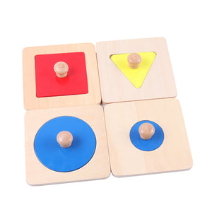 Enfant manipulant un puzzle de forme géométrique en bois avec bouton de préhension