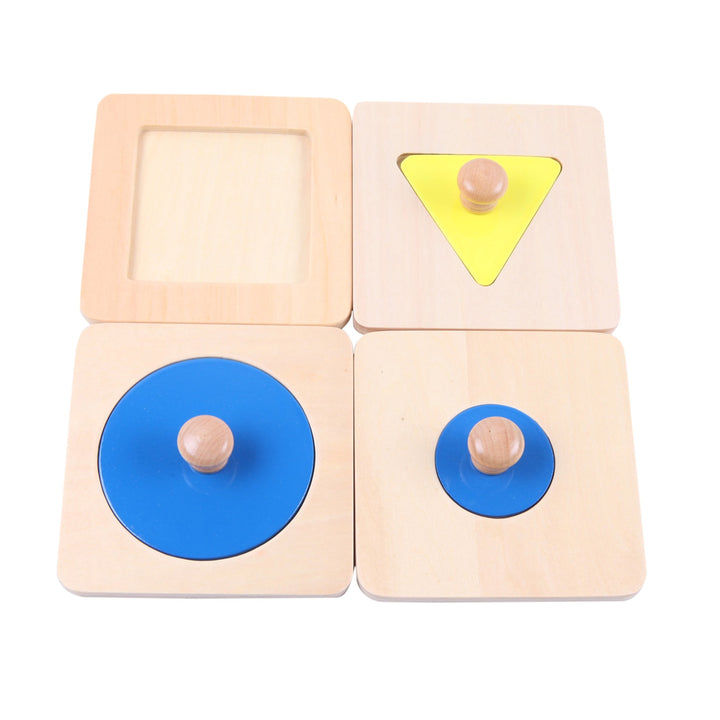 Vue rapprochée des 4 puzzles en bois : disque, triangle, carré et autre forme