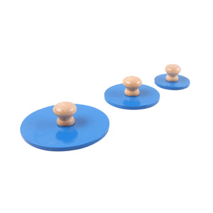 Enfant manipulant un cercle du puzzle 3 cercles bleus Montessori
