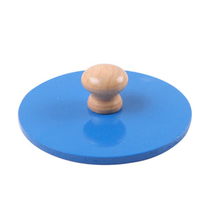 Gros plan sur le bouton de préhension d'un cercle de puzzle en bois