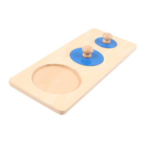 Détail des 3 cercles bleus de tailles différentes du puzzle Montessori