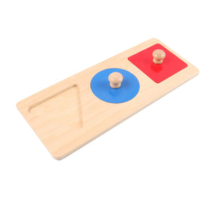 Enfant manipulant les formes du puzzle Montessori pour développer sa motricité fine