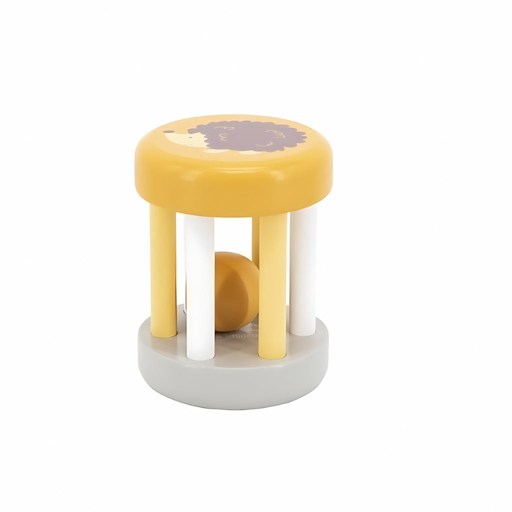 Bébé manipulant un hochet en bois naturel VIGA Toys