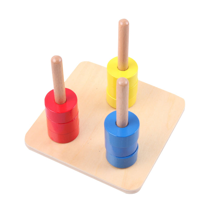 Jeu d'empilement Montessori en bois avec disques colorés sur trois tiges verticales