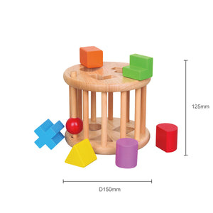 Enfant manipulant le jouet à encastrer Montessori pour la motricité fine