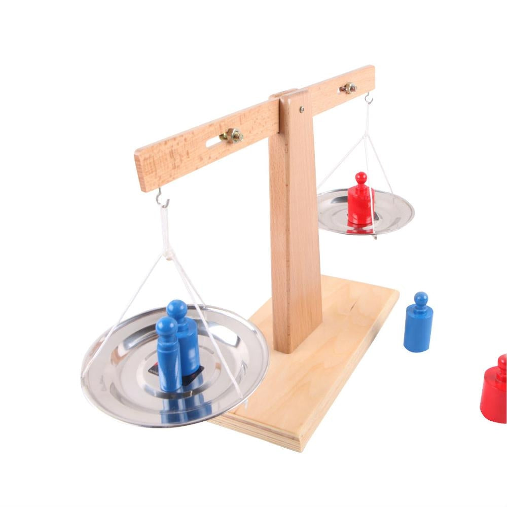 Gros plan sur les poids en bois rouge et bleu de la balance