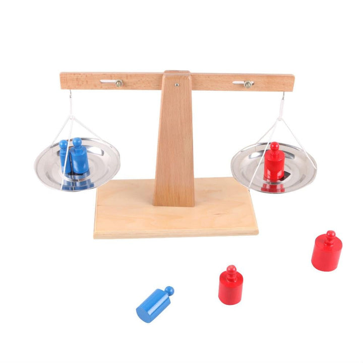 Enfant jouant avec une balance en bois pour apprendre les mesures
