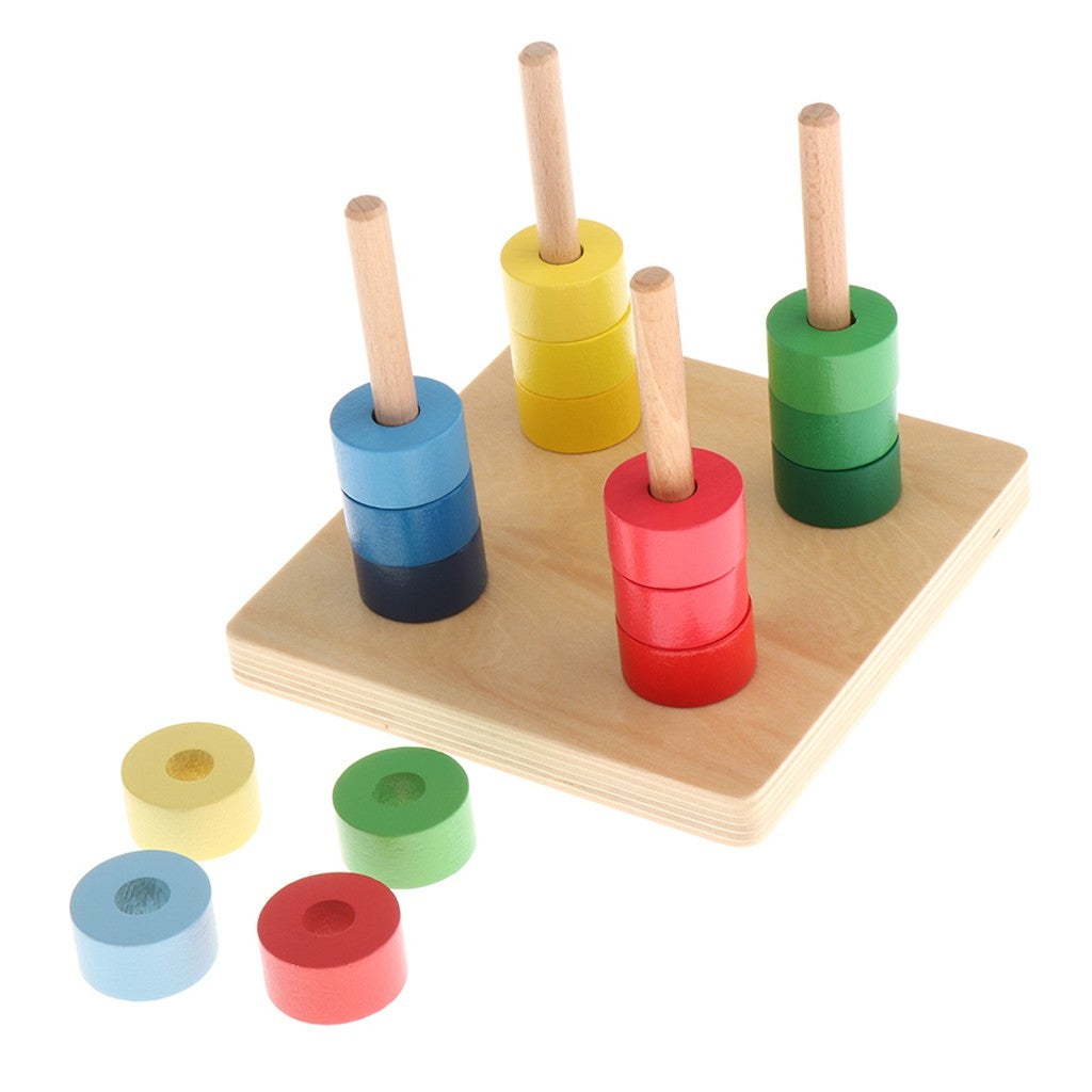 Gros plan sur les disques multicolores du jeu d'empilage Montessori