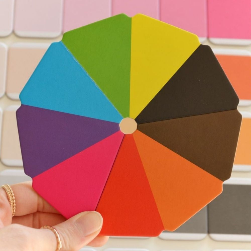 Soleil de couleurs illustrant la roue chromatique