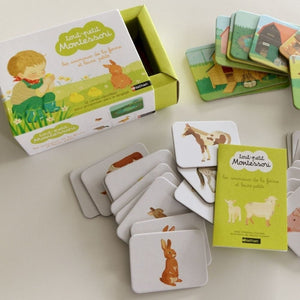 Enfant manipulant des cartes d'animaux de la ferme dès 15 mois