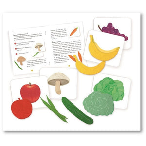 Enfant manipulant des fruits et légumes en feutrine Montessori