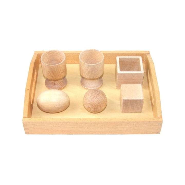 Enfant de 6 mois manipulant des blocs en bois 3D