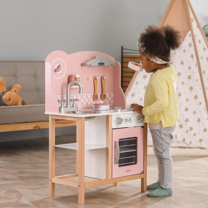 Détail des accessoires de cuisine en bois pour enfants