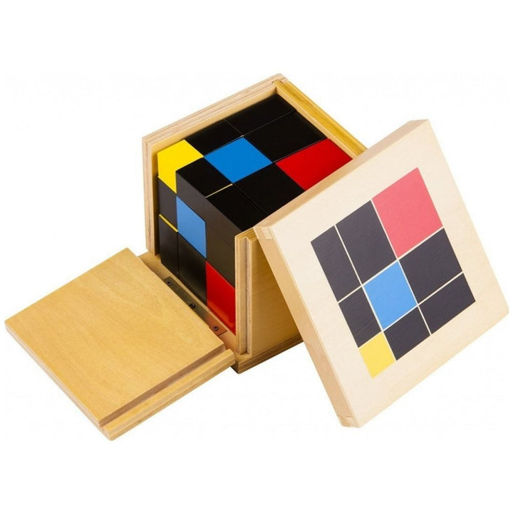 Gros plan sur les pavés et cubes du puzzle Trinôme Montessori : rouge, bleu, jaune, noir