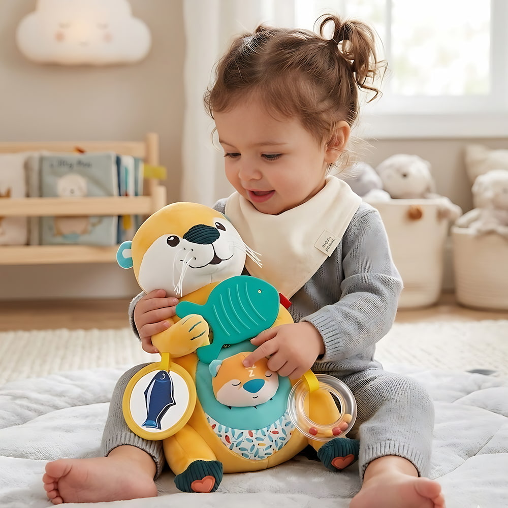 Peluche Maman Loutre LUDI avec bébé loutre et accessoires d'éveil sensoriel