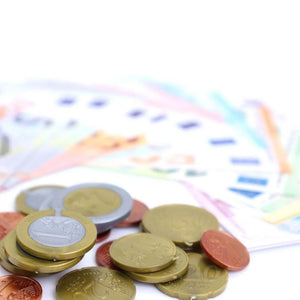 Enfant jouant avec les billets et pièces euros factices pour apprendre la monnaie