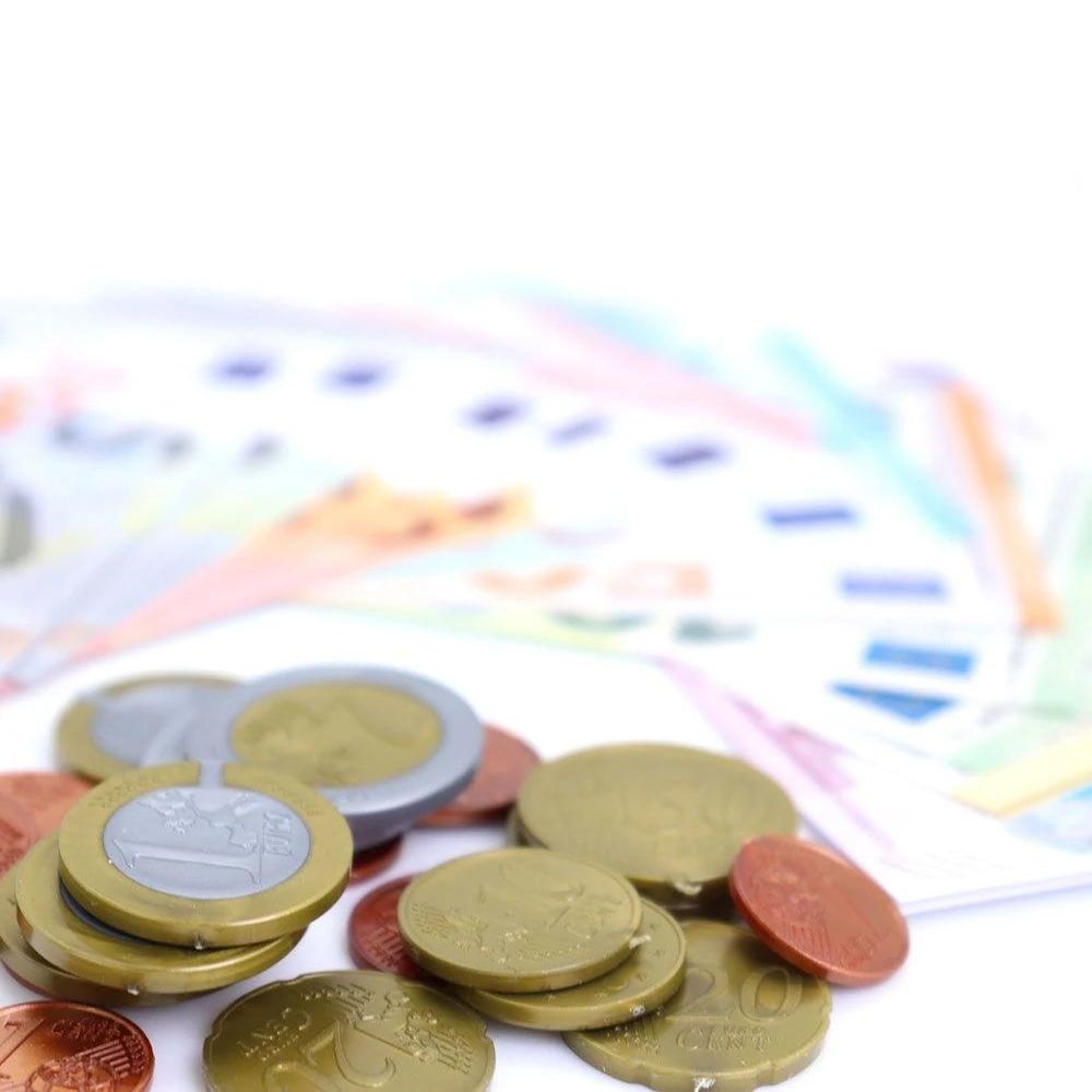 Enfant jouant avec les billets et pièces euros factices pour apprendre la monnaie