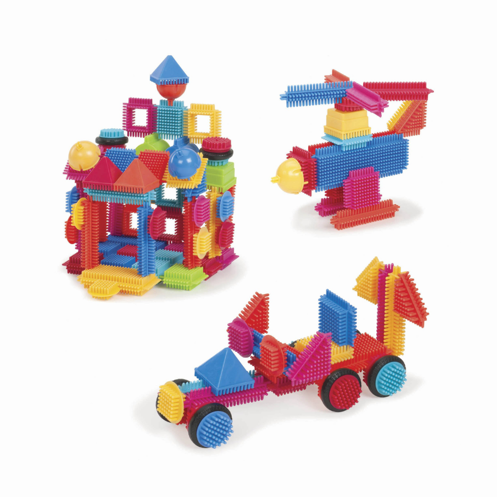 Enfant souriant jouant avec les blocs de construction Bristle Blocks