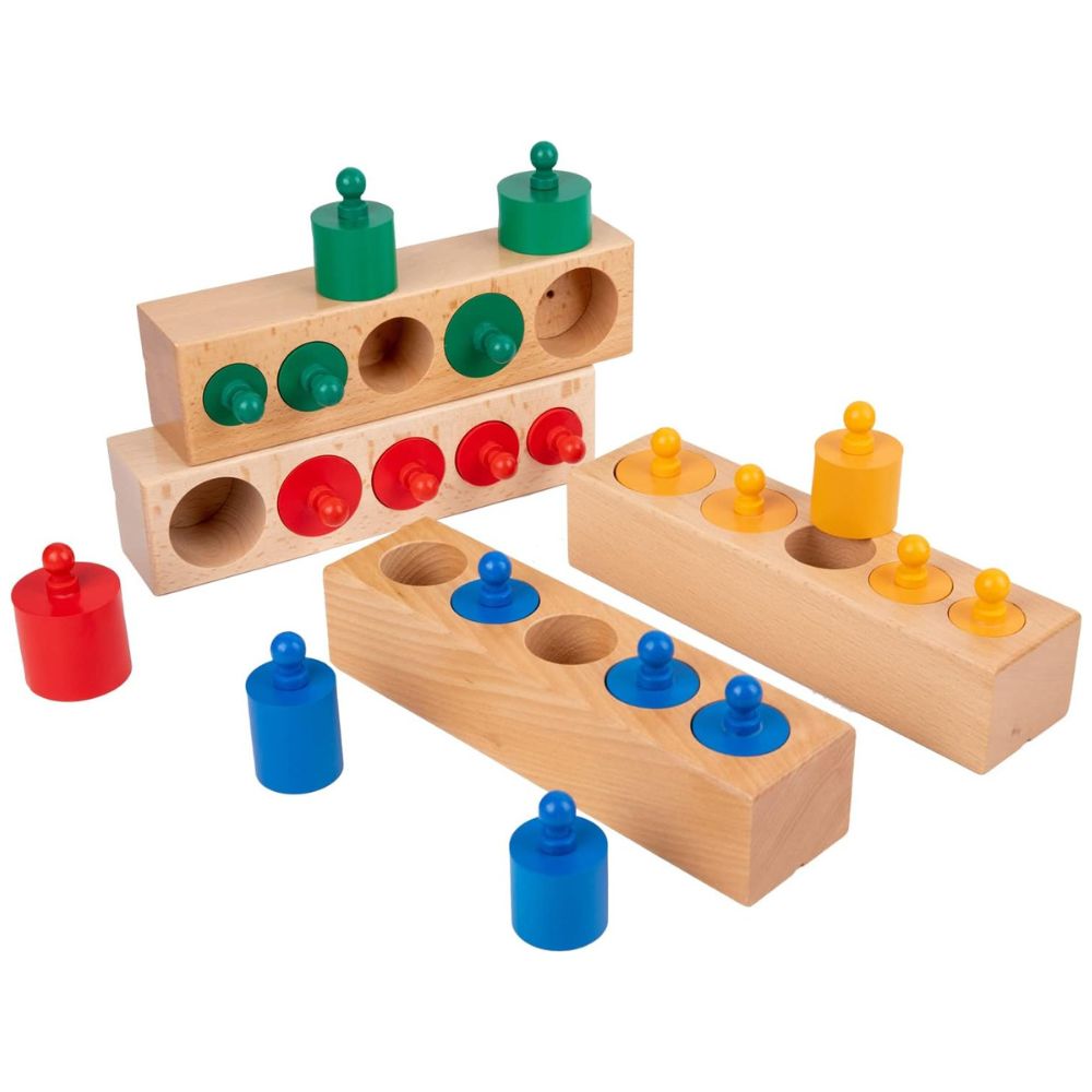 Enfant manipulant les blocs de cylindres Montessori pour apprendre les tailles