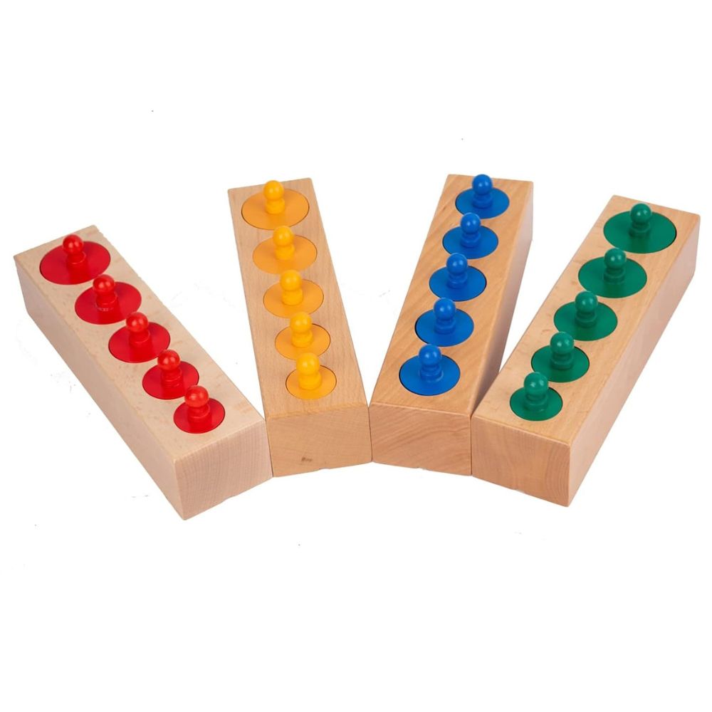 Vue détaillée des 4 blocs de cylindres Montessori avec leurs dimensions variées