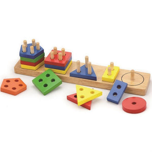 Enfant manipulant des blocs géométriques colorés