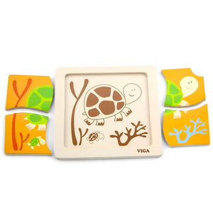 Enfant de 2 ans manipulant des pièces de puzzle en bois
