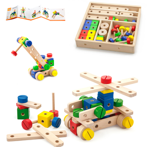 Enfant manipulant les vis et écrous en bois pour assembler une structure