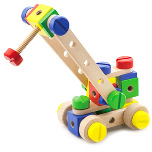 Gros plan sur les différentes formes et couleurs des pièces de construction en bois