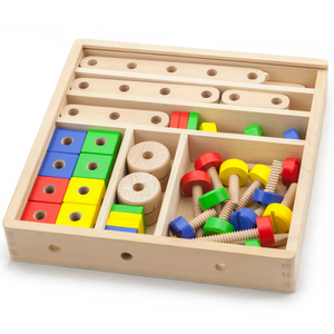Vue d'ensemble de la boîte à vis en bois avec différentes pièces colorées