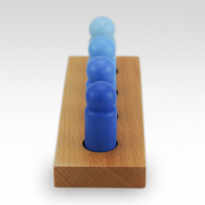 Gros plan sur les nuances de couleurs du jeu Montessori