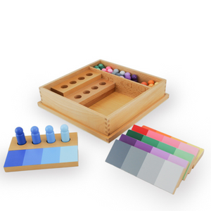 Enfant jouant avec les jetons et plateaux de couleurs