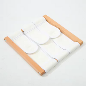 Cadre d'habillage Montessori en bois avec système de fermeture à scratch pour enfant