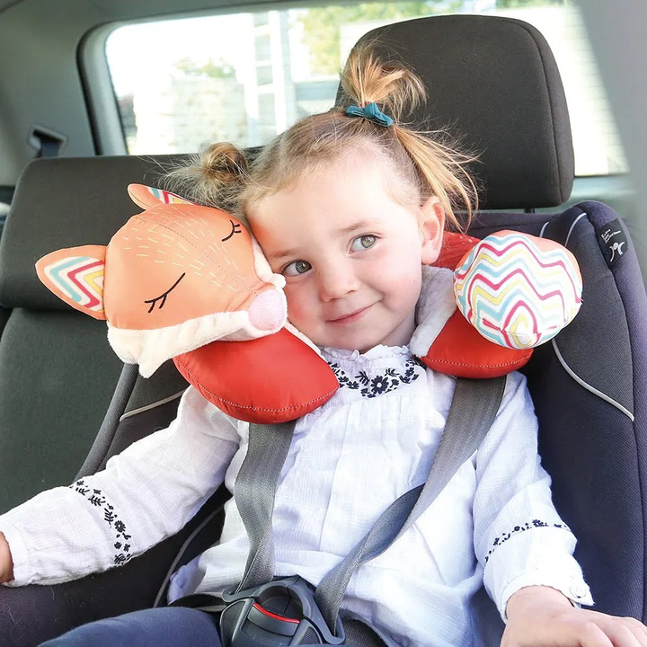 Bébé jouant sur le ventre avec le coussin de motricité Ludi
