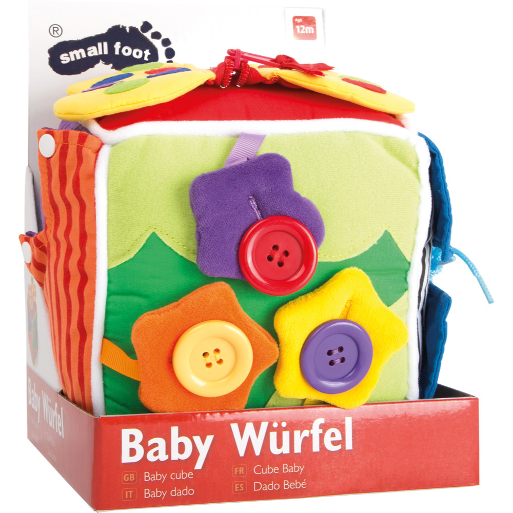 Bébé manipulant les lacets et velcros du cube de motricité