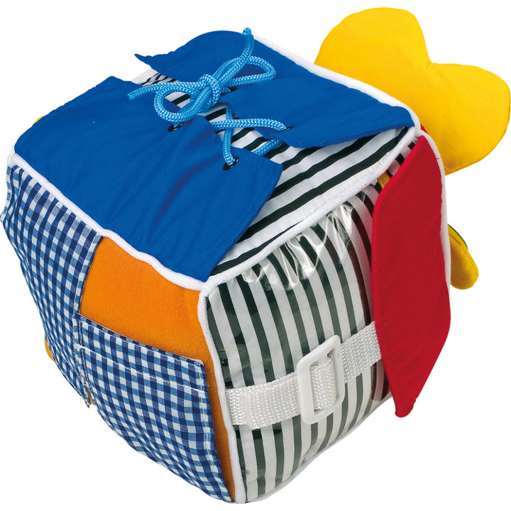Détail des faces du cube d'éveil sensoriel pour bébé