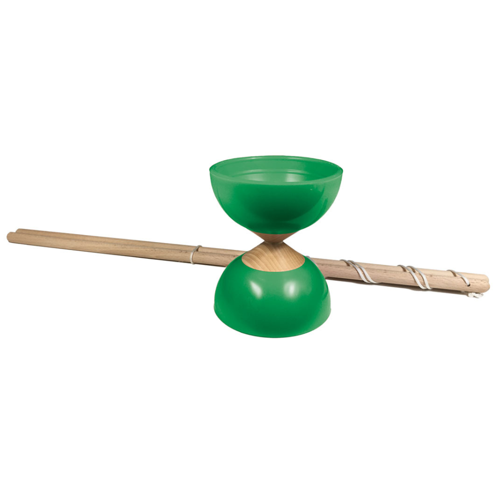 Enfant apprenant des figures avec un diabolo en bois