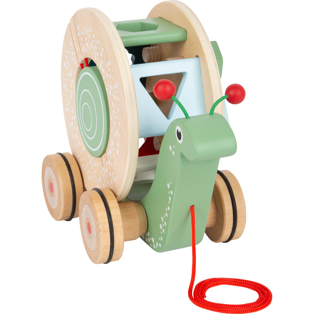 Enfant jouant avec l'escargot à tirer pour apprendre à marcher