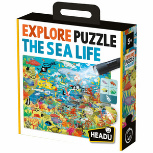 Enfant assemblant le puzzle Explore la Mer