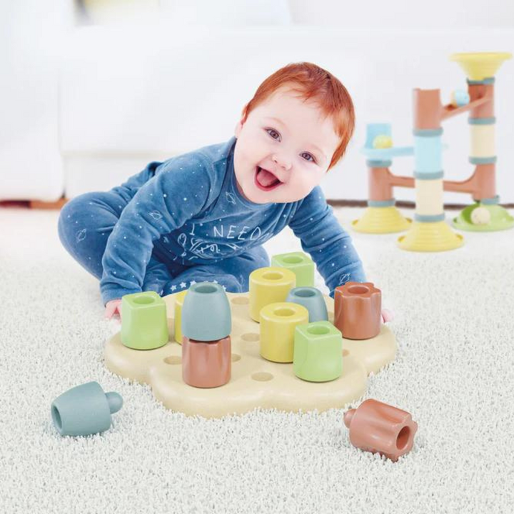 Enfant manipulant les chevilles de motricité Chunky Peggy