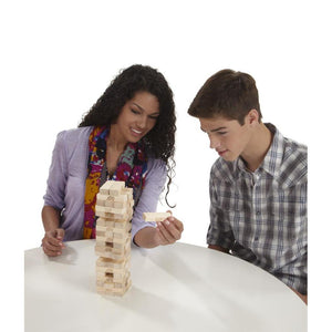 Blocs de bois Jenga empilés sur un support